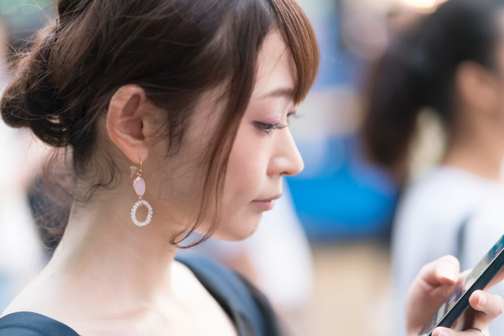 口紅を手に考える女性——プロフィールから相手の温度感を読む