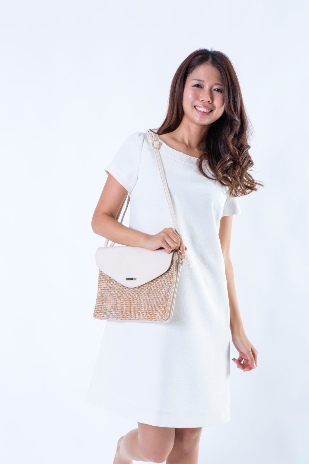 Omiaiでのマッチングを楽しみにおしゃれをする女性