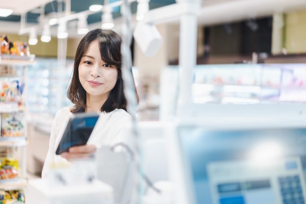 外出先でマッチングアプリを開く女性