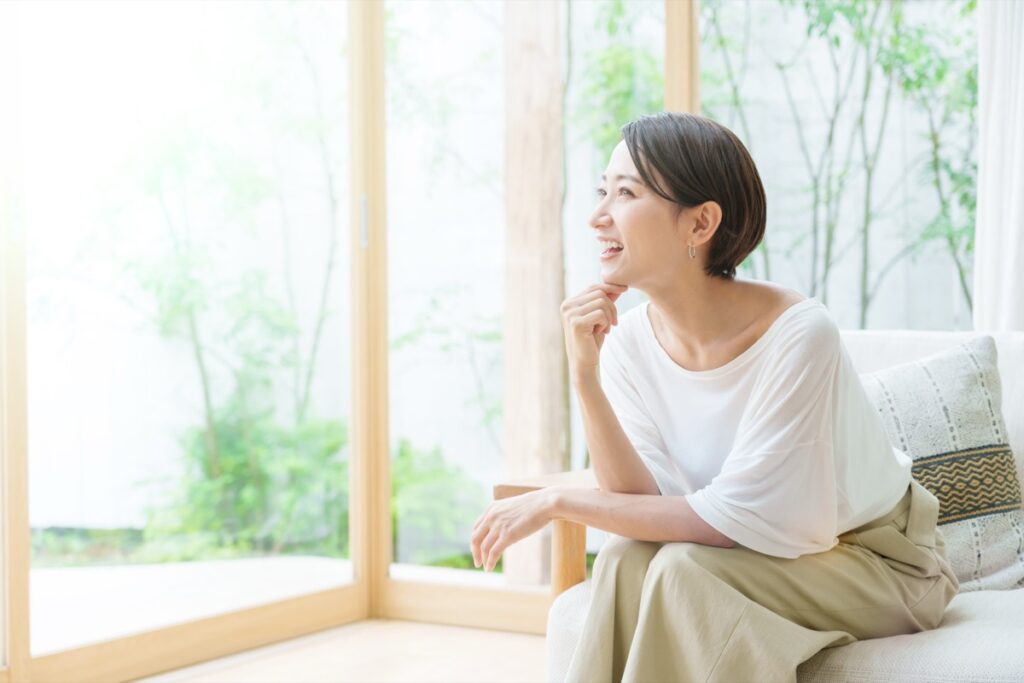 出会い系アプリとマッチングアプリの違いを調べる女性