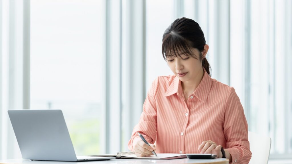 アプリの運営会社が届出をしているか調べる様子